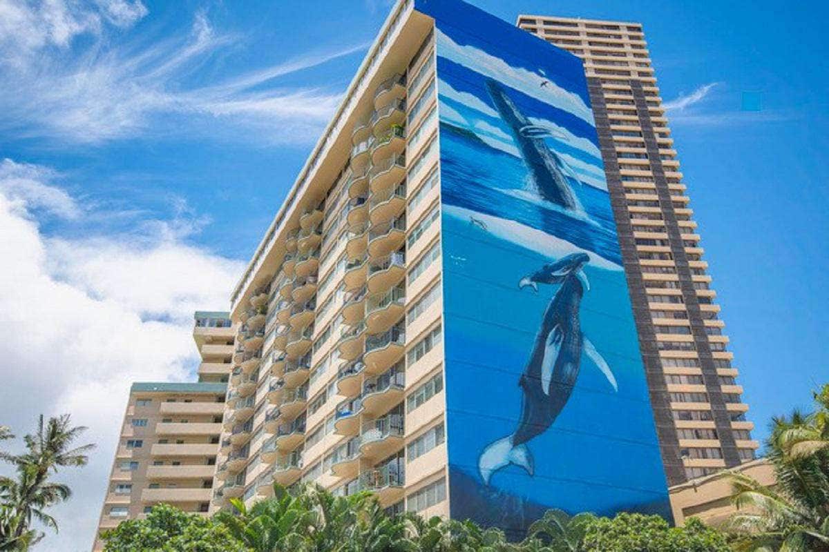 Condo in Honolulu · ★4.42 · 2 bedrooms · 3 beds · 1 bath - Photo 1