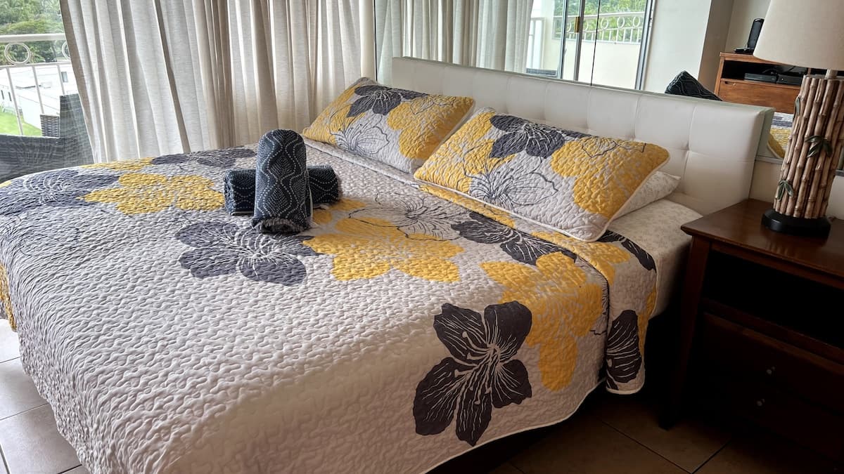 Condo in Honolulu · ★4.91 · Studio · 1 private bath - Photo 2