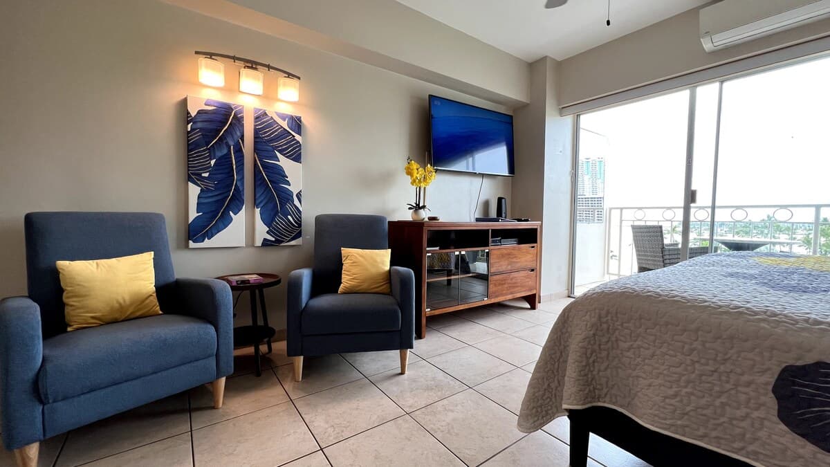 Condo in Honolulu · ★4.91 · Studio · 1 private bath - Photo 1
