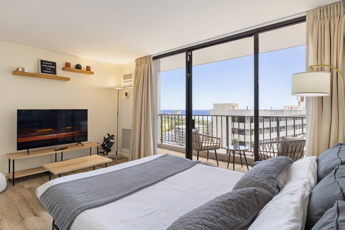 Condo in Honolulu · ★4.82 · 1 bedroom · 2 beds · 1 private bath - Photo 1