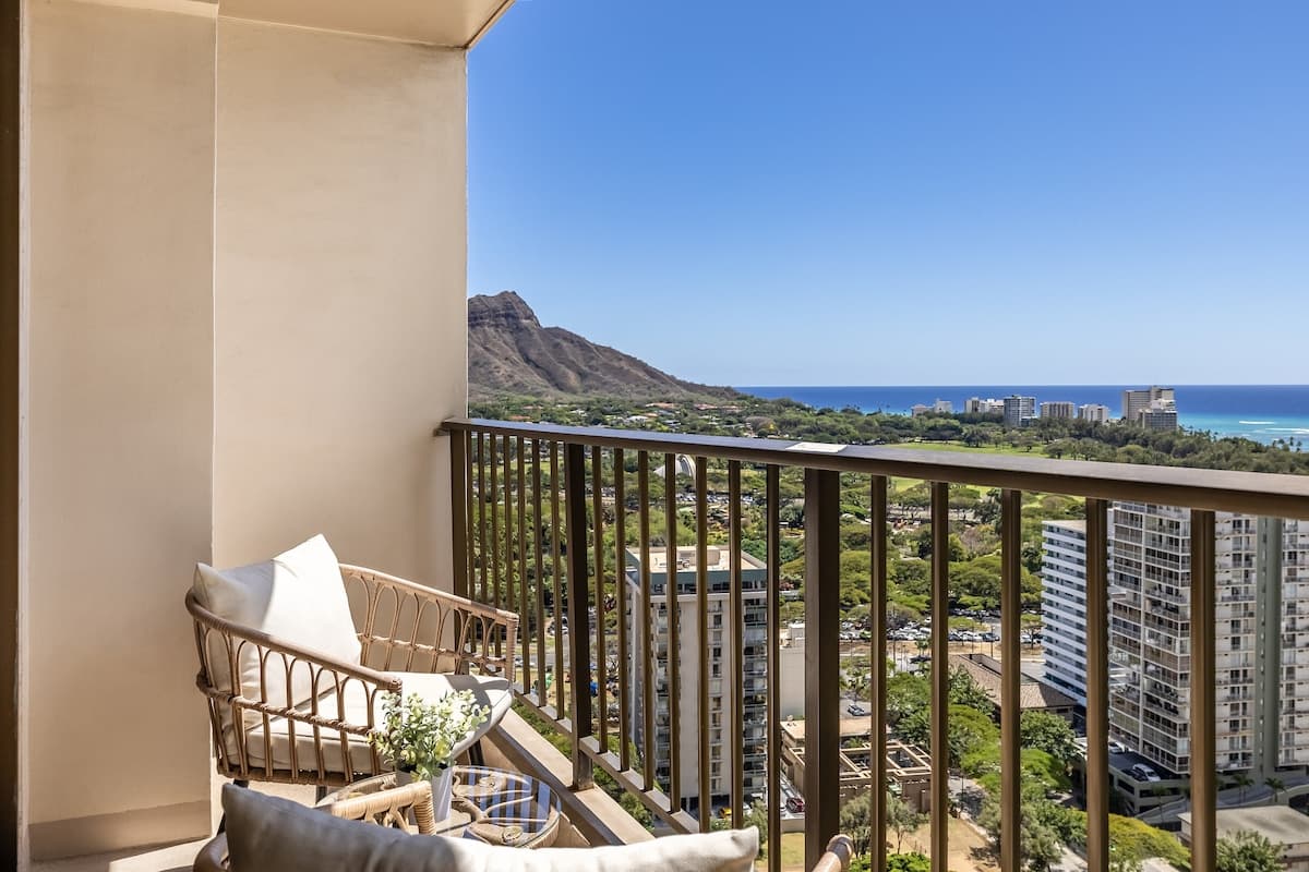 Condo in Honolulu · ★4.82 · 1 bedroom · 2 beds · 1 private bath - Photo 3