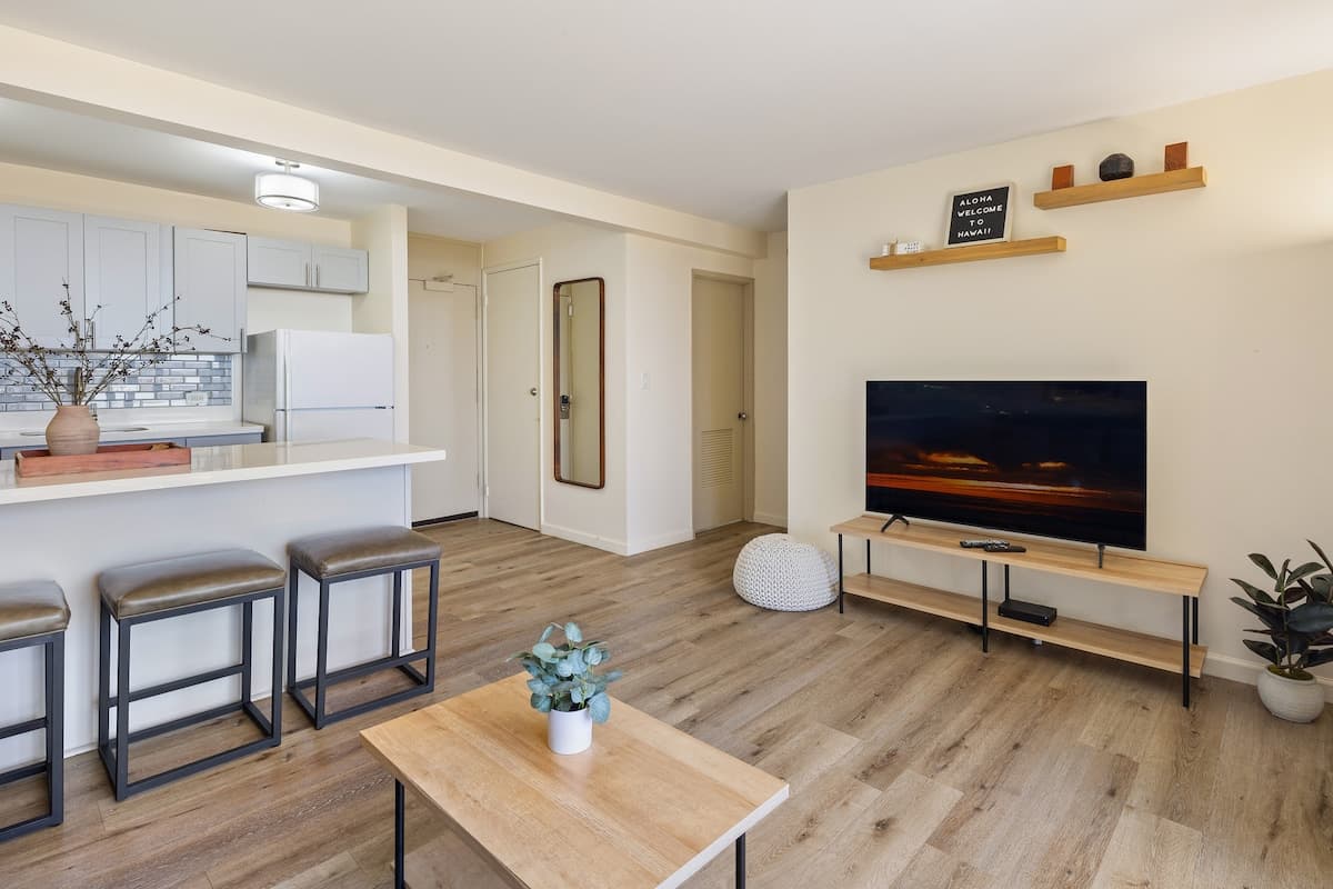 Condo in Honolulu · ★4.82 · 1 bedroom · 2 beds · 1 private bath - Photo 5
