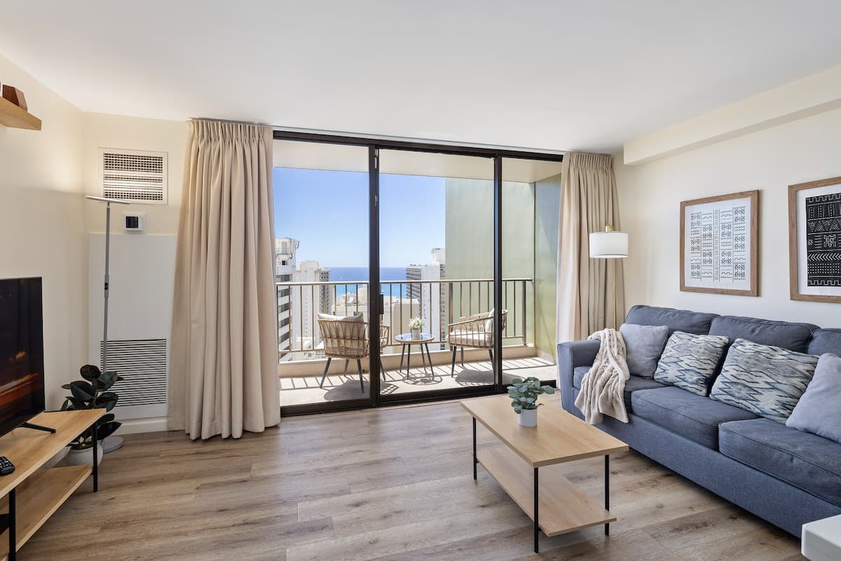 Condo in Honolulu · ★4.82 · 1 bedroom · 2 beds · 1 private bath - Photo 4