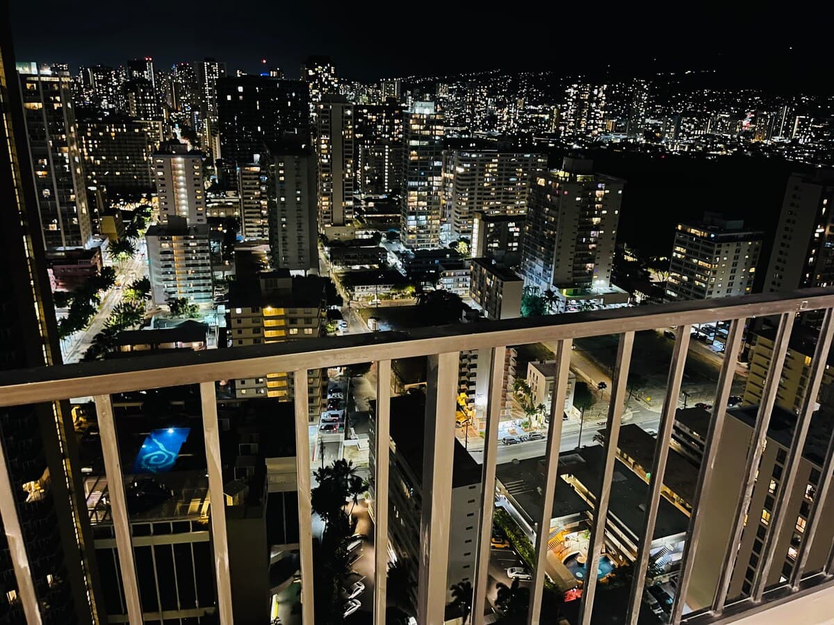 Condo in Honolulu · ★4.87 · 1 bedroom · 3 beds · 1 private bath - Photo 4