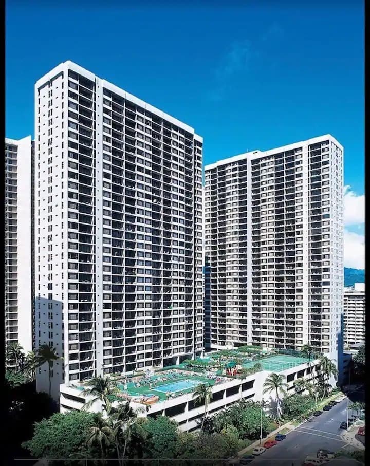 Condo in Honolulu · ★4.87 · 1 bedroom · 3 beds · 1 private bath - Photo 3