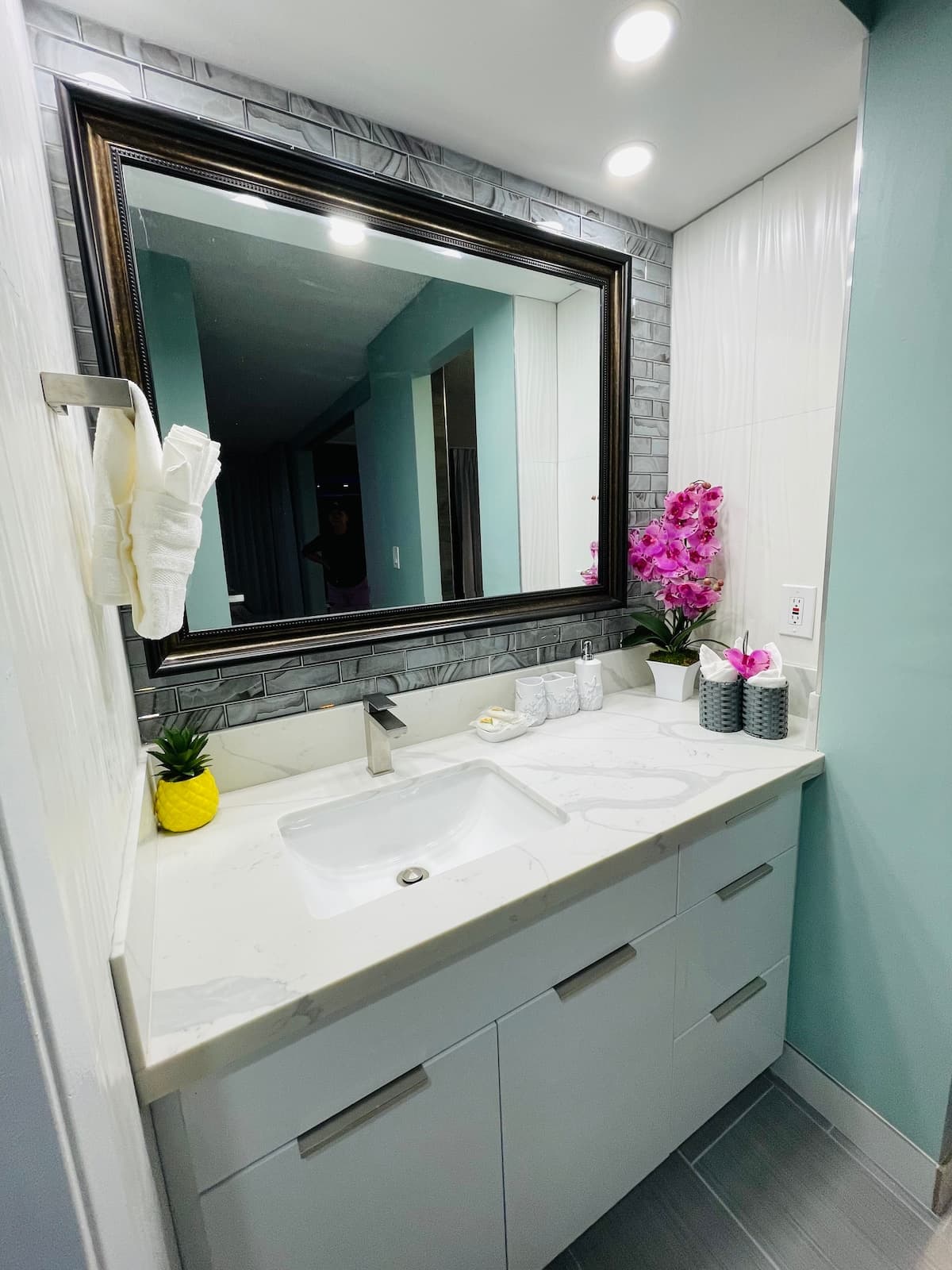 Condo in Honolulu · ★4.87 · 1 bedroom · 3 beds · 1 private bath - Photo 5