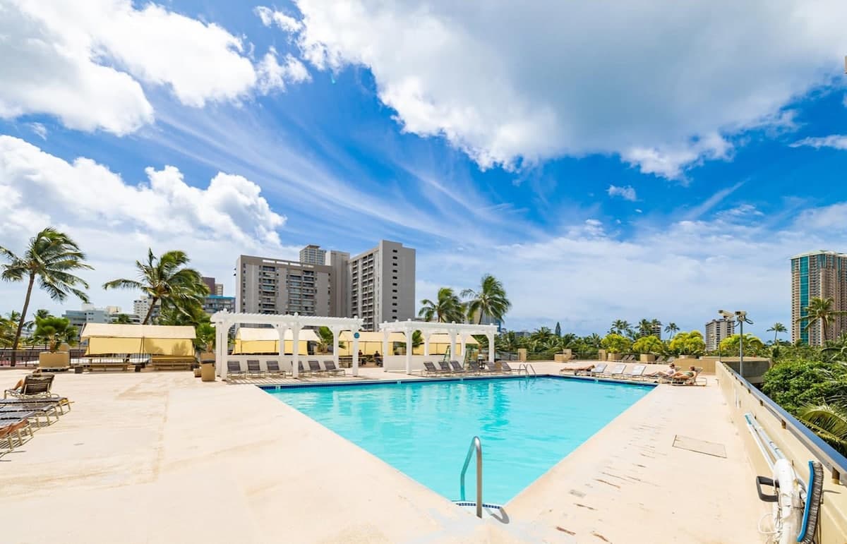 Condo in Honolulu · ★4.91 · Studio · 2 beds · 1 private bath - Photo 3