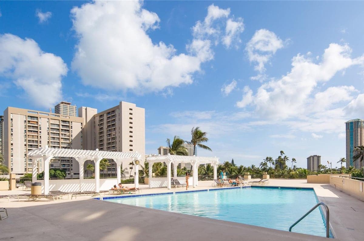 Condo in Honolulu · ★4.91 · Studio · 2 beds · 1 private bath - Photo 2