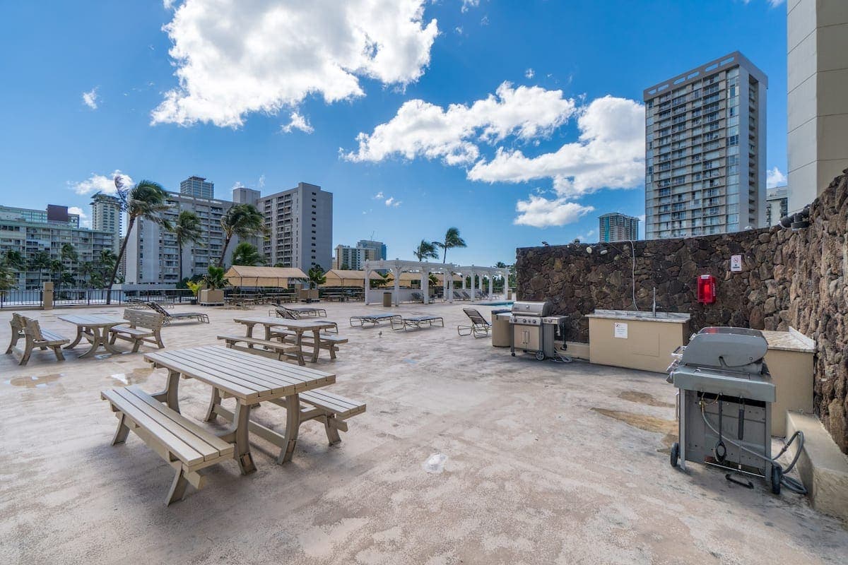 Condo in Honolulu · ★4.91 · Studio · 2 beds · 1 private bath - Photo 4
