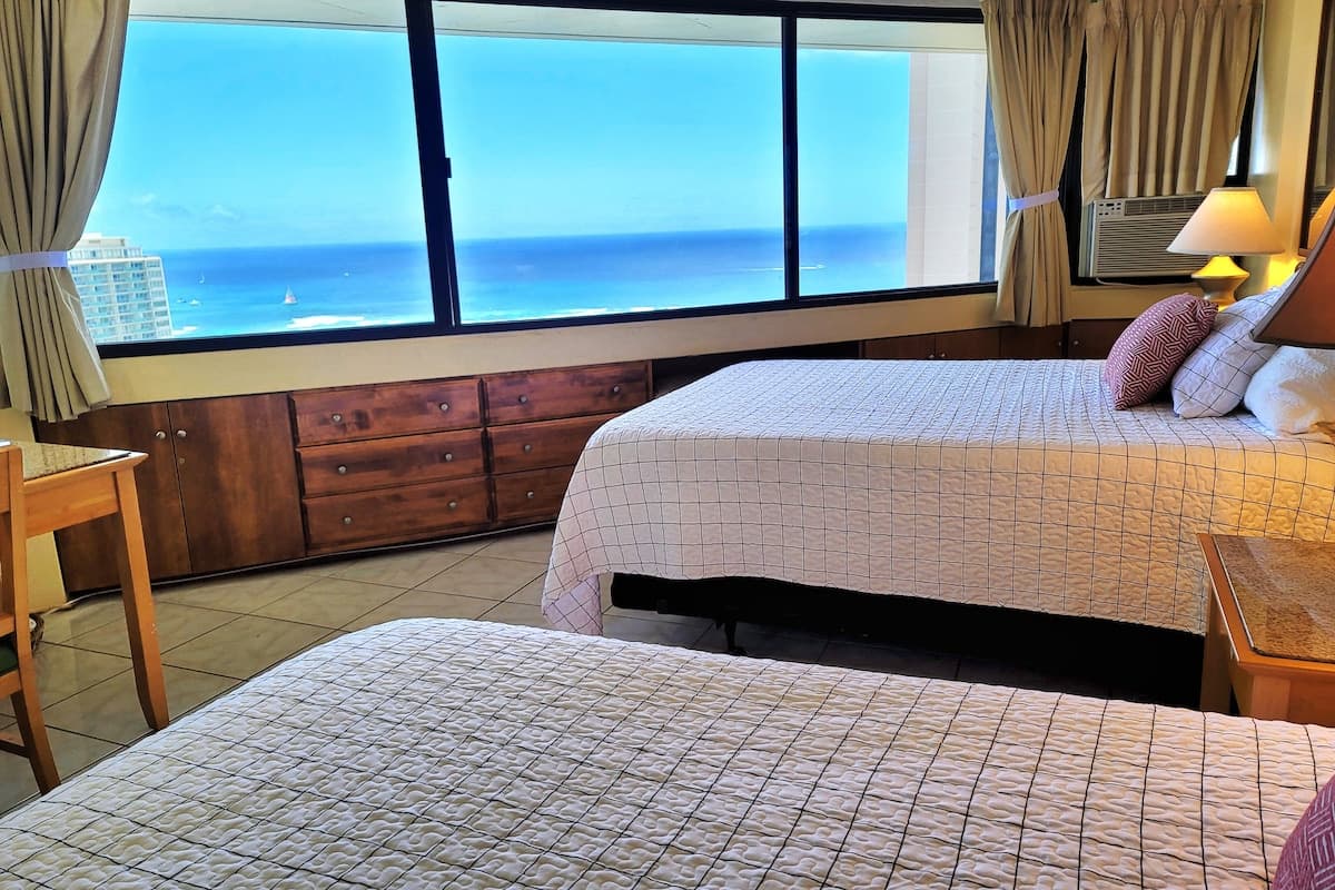 Condo in Honolulu · ★4.7 · Studio · 2 beds · 1 private bath - Photo 1