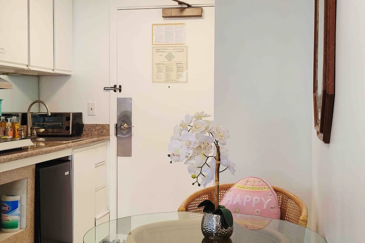 Condo in Honolulu · ★4.7 · Studio · 2 beds · 1 private bath - Photo 4