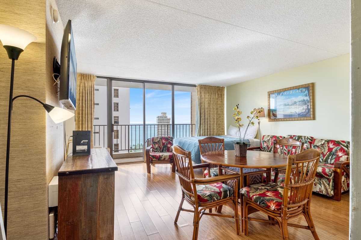 Condo in Honolulu · ★4.62 · 1 bedroom · 3 beds · 1 private bath - Photo 2