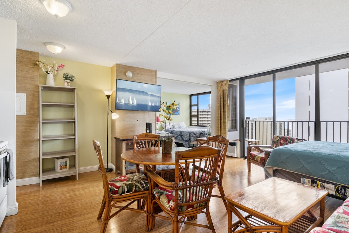 Condo in Honolulu · ★4.62 · 1 bedroom · 3 beds · 1 private bath - Photo 4