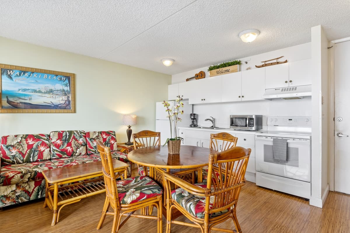 Condo in Honolulu · ★4.62 · 1 bedroom · 3 beds · 1 private bath - Photo 5