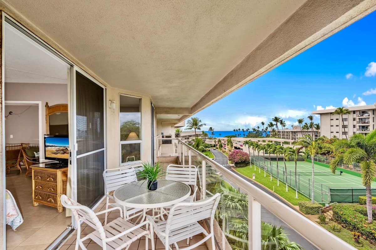 Condo in Kihei · ★4.88 · 2 bedrooms · 4 beds · 2 private baths - Photo 4