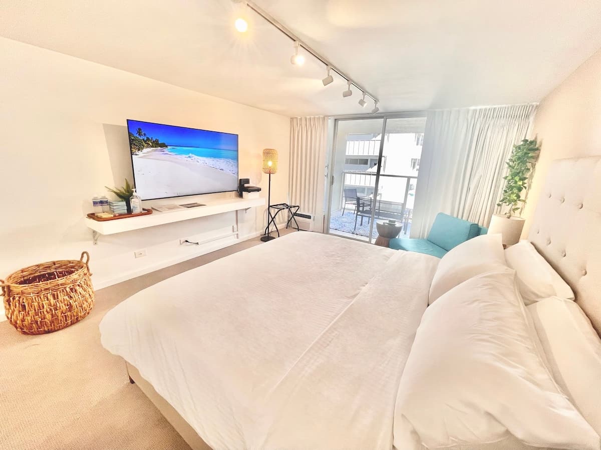 Condo in Honolulu · ★4.82 · Studio · 2 beds · 1 private bath - Photo 5
