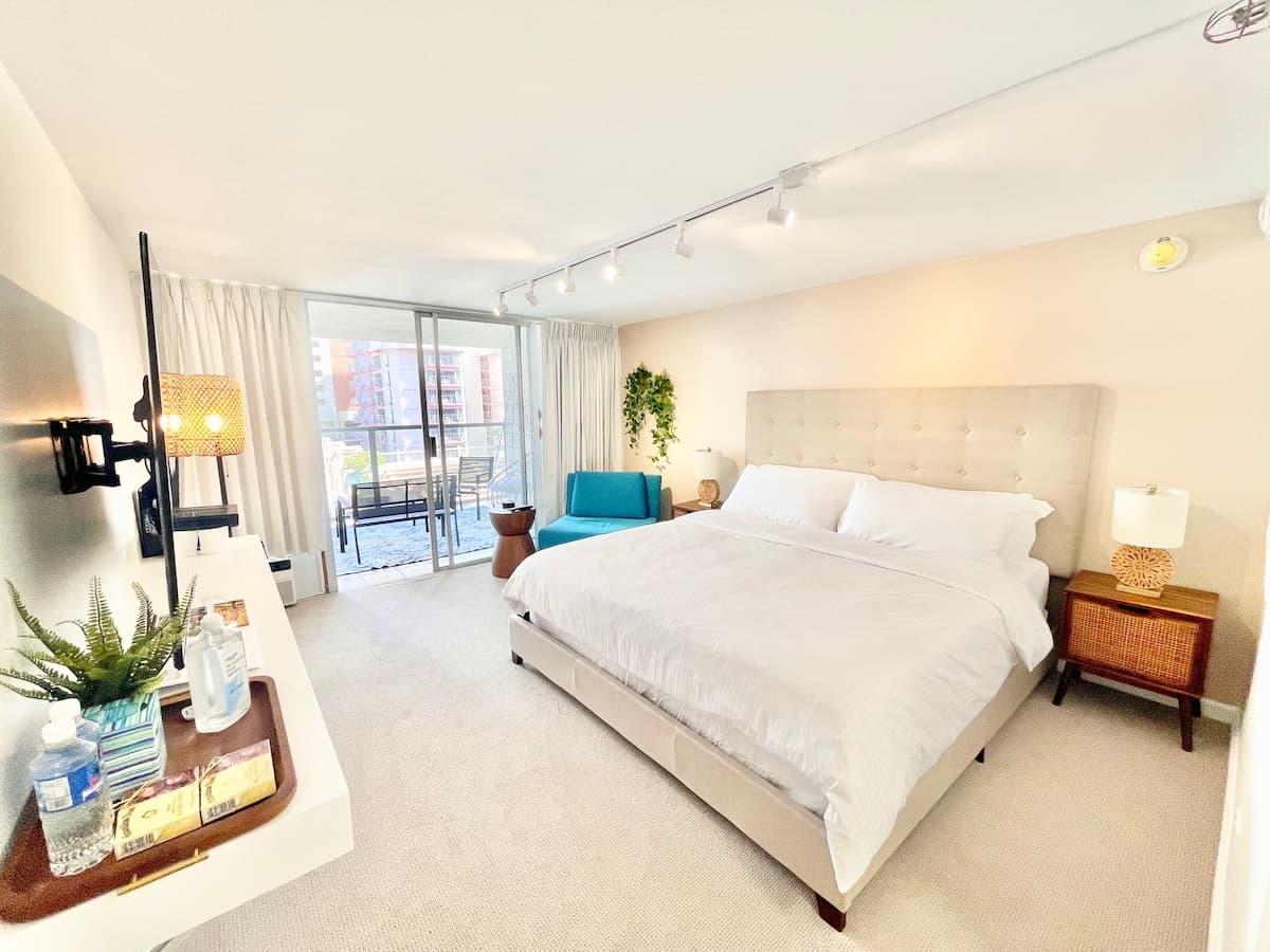 Condo in Honolulu · ★4.82 · Studio · 2 beds · 1 private bath - Photo 1