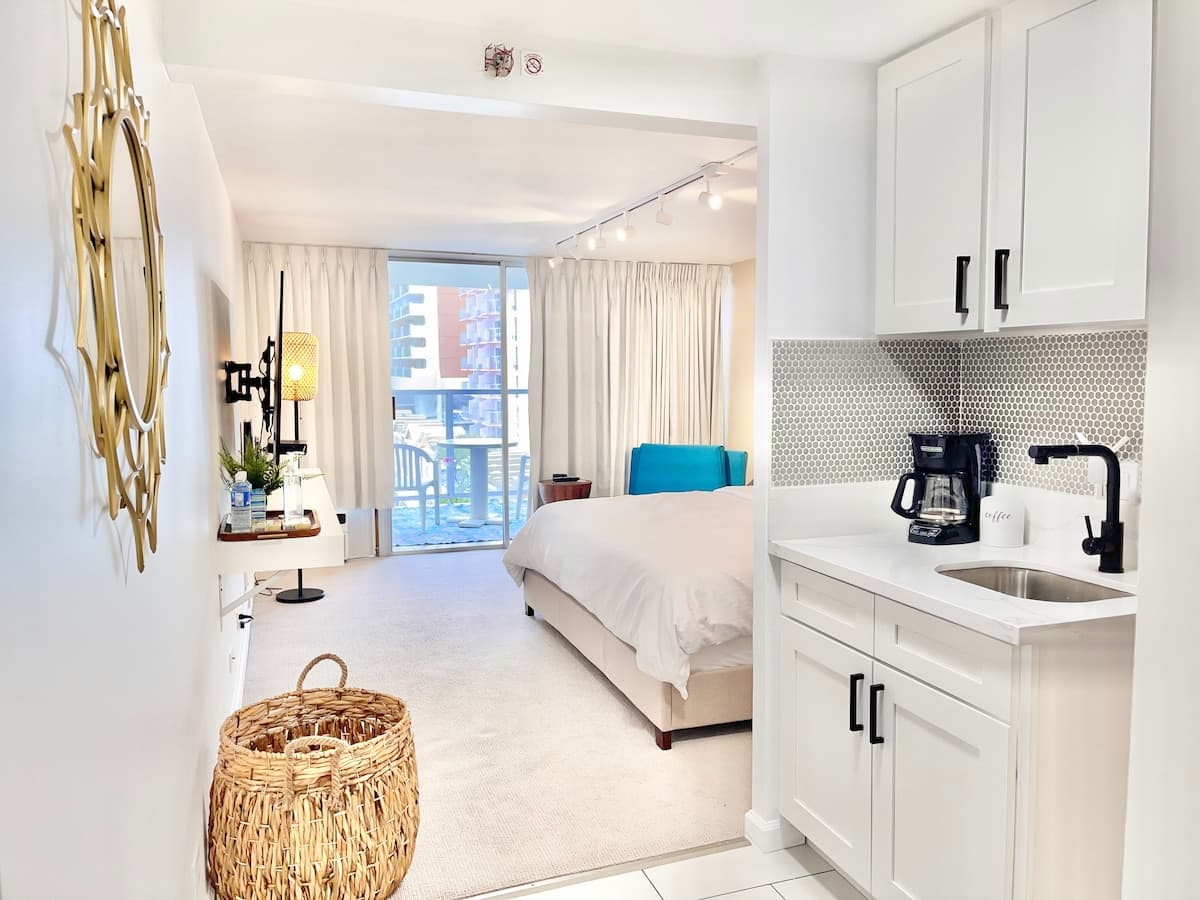 Condo in Honolulu · ★4.82 · Studio · 2 beds · 1 private bath - Photo 3