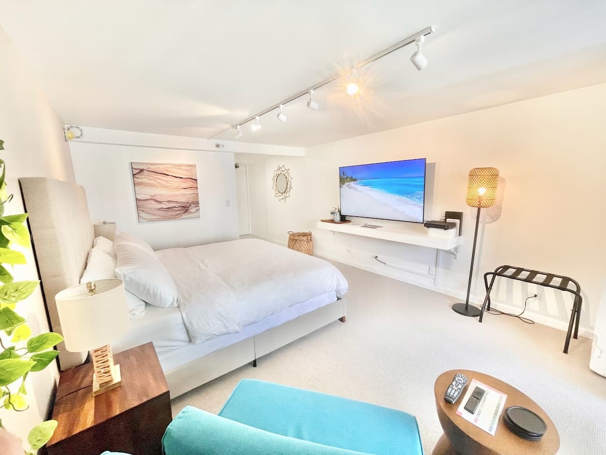 Condo in Honolulu · ★4.82 · Studio · 2 beds · 1 private bath - Photo 2