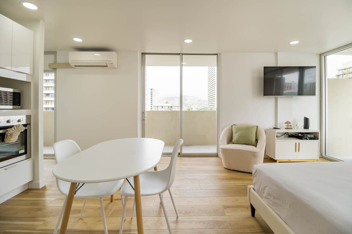 Condo in Honolulu · ★4.86 · Studio · 1 bed · 1 private bath - Photo 5