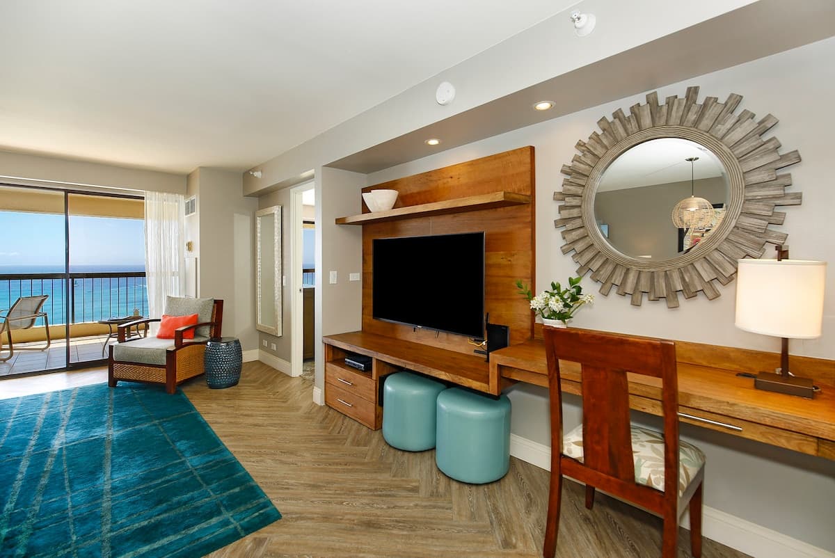 Condo in Honolulu · ★4.87 · 2 bedrooms · 4 beds · 2 private baths - Photo 2