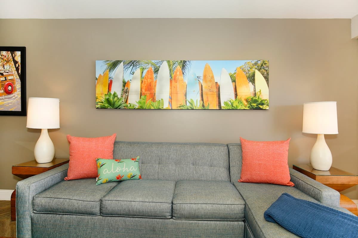 Condo in Honolulu · ★4.87 · 2 bedrooms · 4 beds · 2 private baths - Photo 3