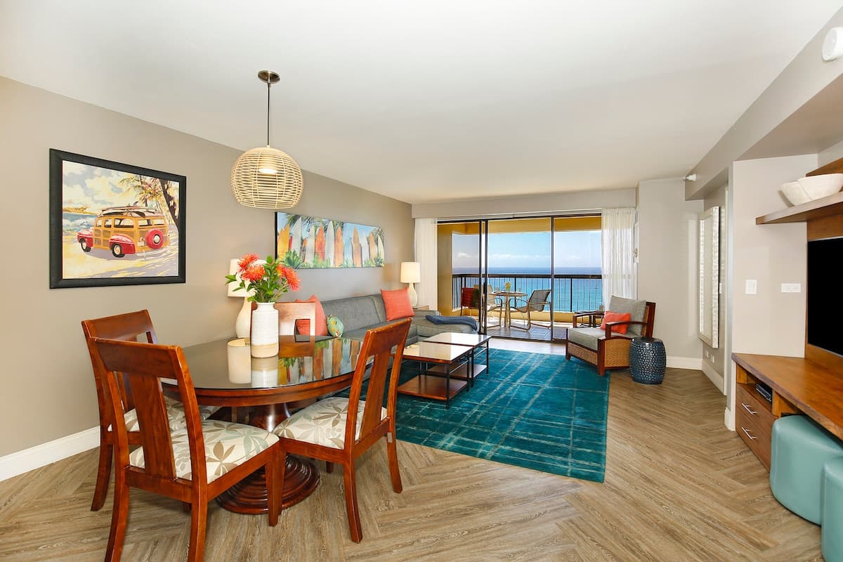 Condo in Honolulu · ★4.87 · 2 bedrooms · 4 beds · 2 private baths - Photo 4