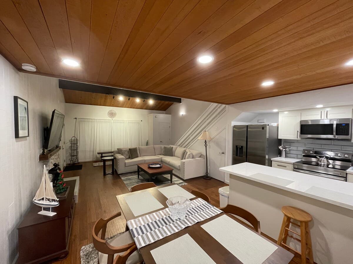 Townhouse in Incline Village · ★4.85 · 3 bedrooms · 5 beds · 2 private baths - Photo 4
