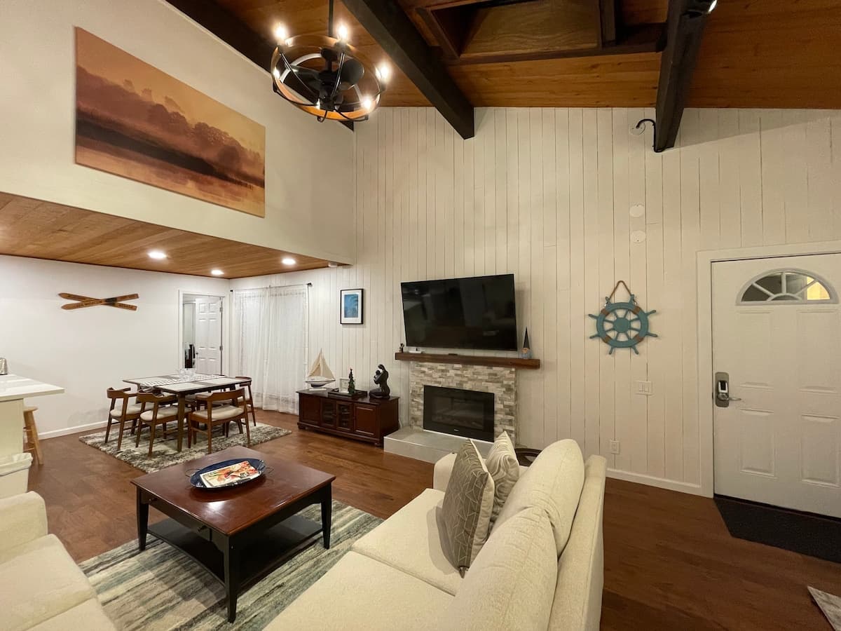 Townhouse in Incline Village · ★4.85 · 3 bedrooms · 5 beds · 2 private baths - Photo 2