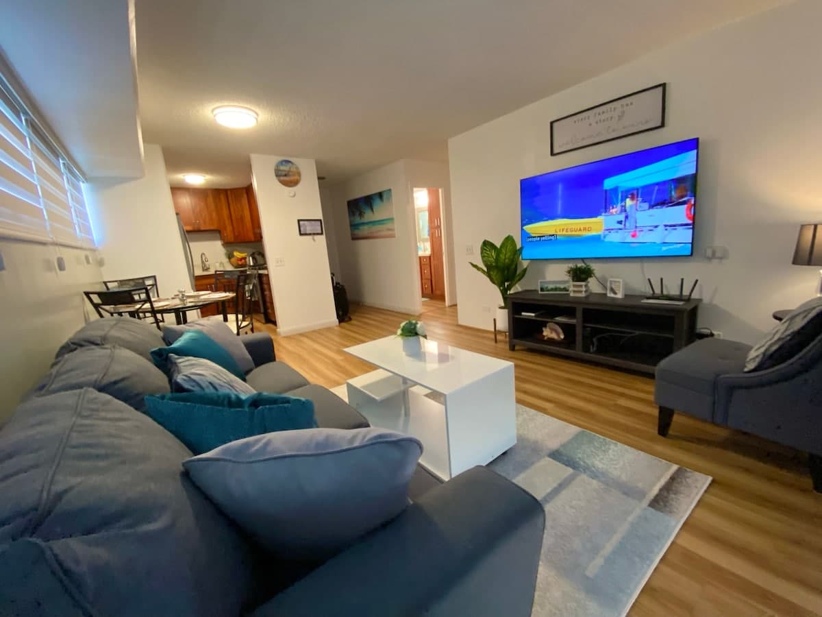 Condo in Honolulu · ★4.9 · 2 bedrooms · 4 beds · 2 private baths - Photo 1