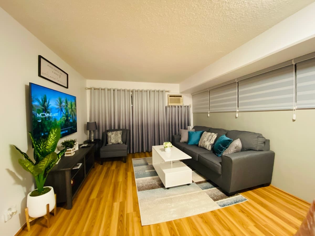 Condo in Honolulu · ★4.9 · 2 bedrooms · 4 beds · 2 private baths - Photo 2