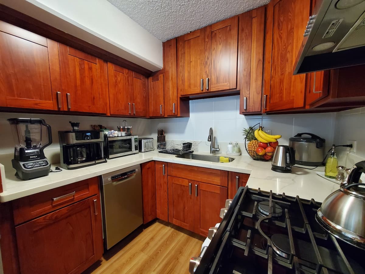 Condo in Honolulu · ★4.9 · 2 bedrooms · 4 beds · 2 private baths - Photo 3