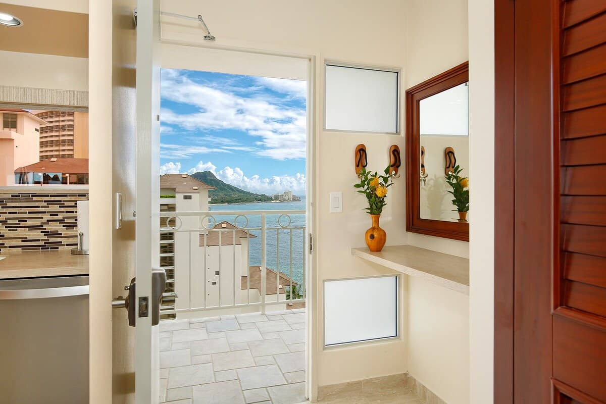 Condo in Honolulu · ★4.86 · 1 bedroom · 2 beds · 1 private bath - Photo 3