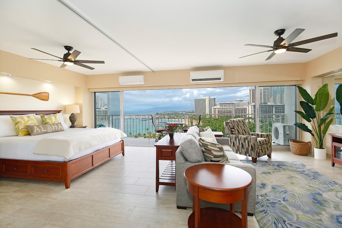 Condo in Honolulu · ★4.86 · 1 bedroom · 2 beds · 1 private bath - Photo 2