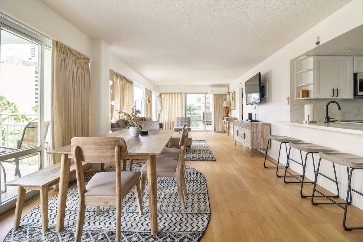 Condo in Honolulu · ★4.91 · 2 bedrooms · 4 beds · 2 private baths - Photo 3