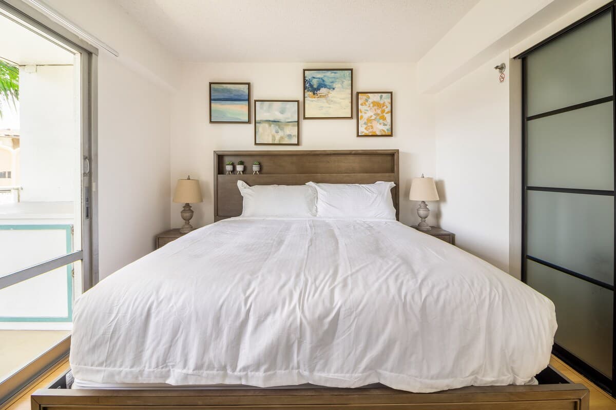 Condo in Honolulu · ★4.91 · 2 bedrooms · 4 beds · 2 private baths - Photo 1