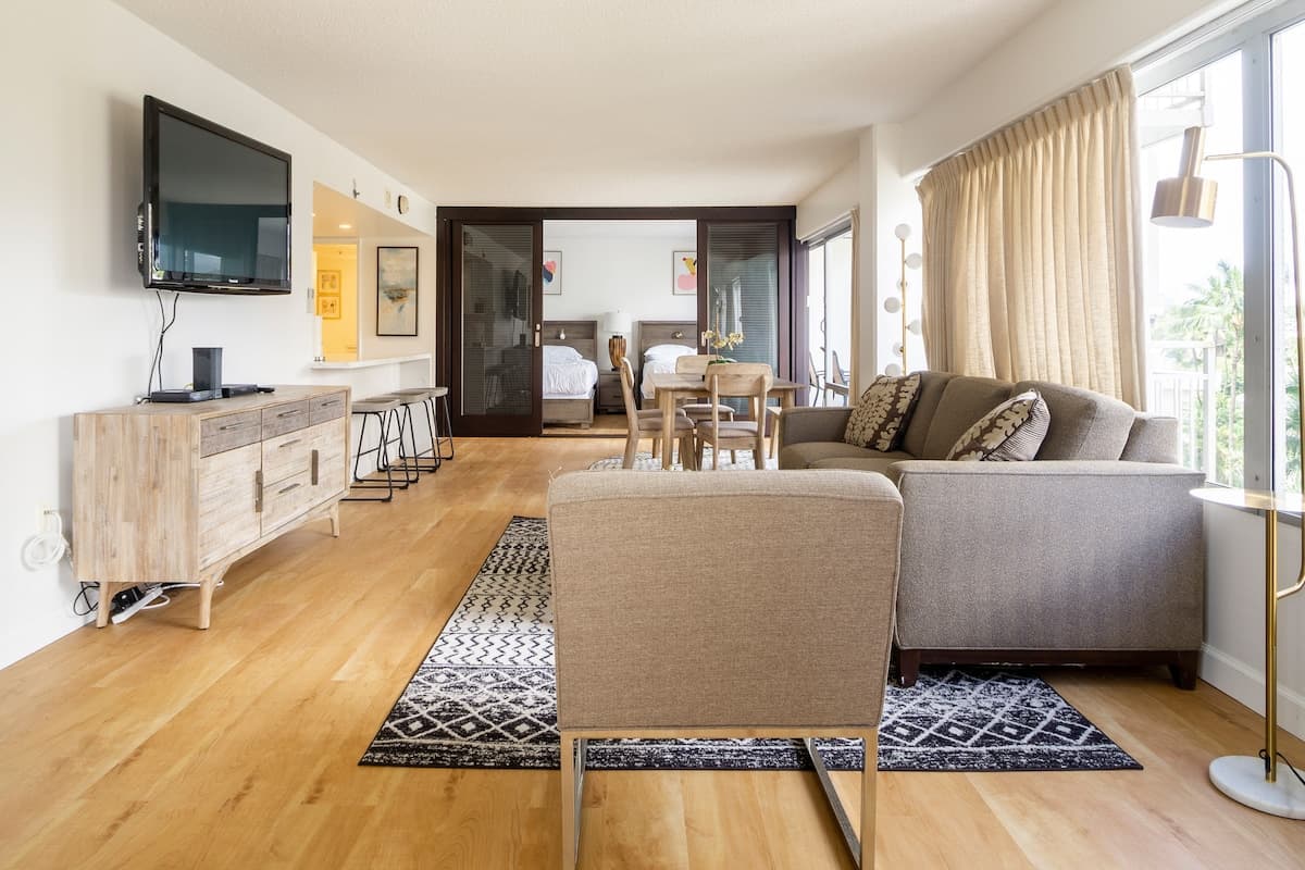 Condo in Honolulu · ★4.91 · 2 bedrooms · 4 beds · 2 private baths - Photo 4