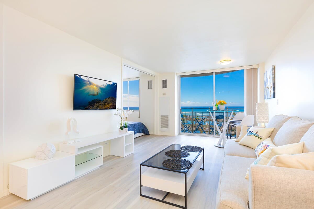 Ocean views at Ilikai Marina. Parking included! - Photo 2