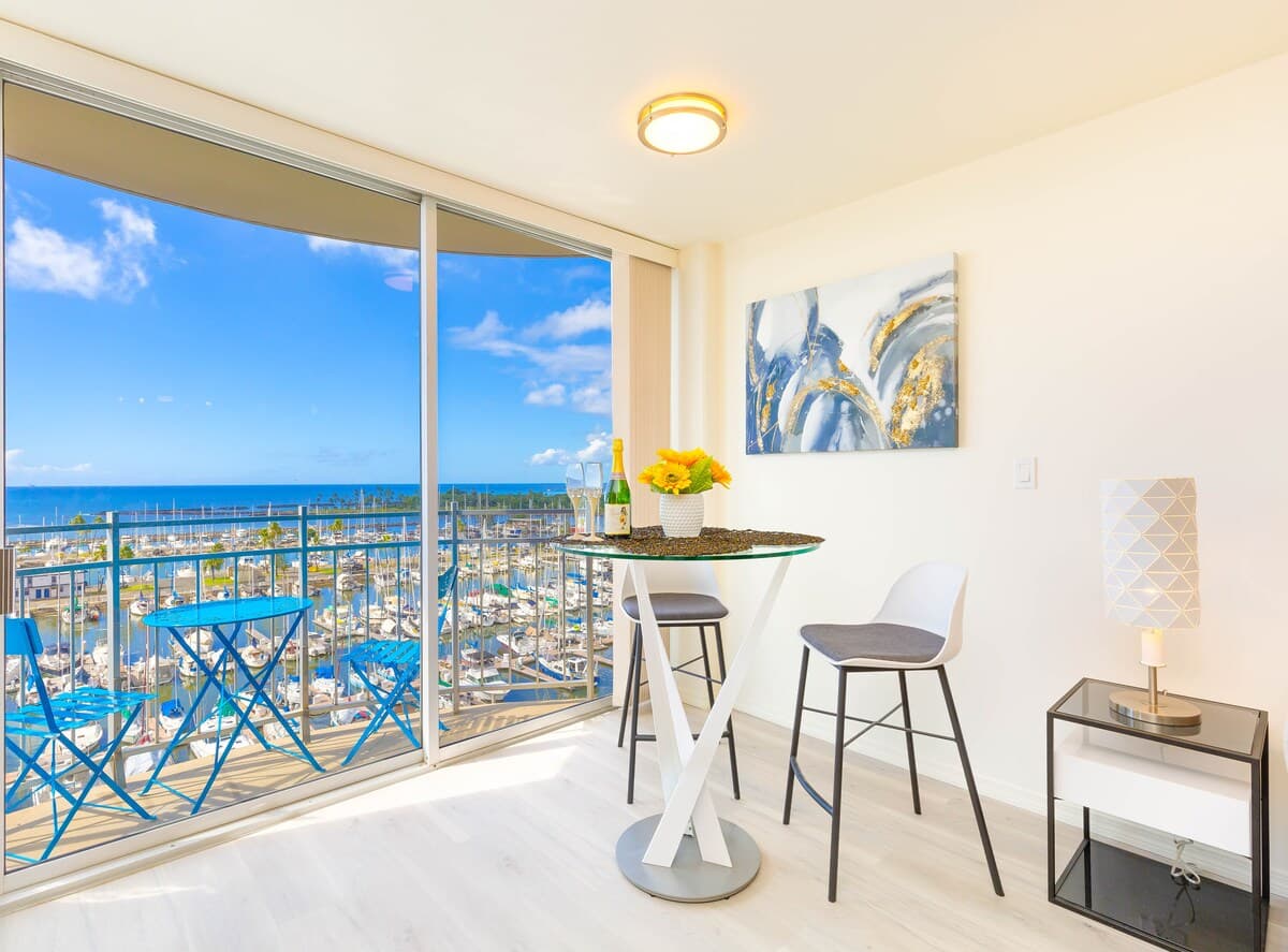 Ocean views at Ilikai Marina. Parking included! - Photo 5