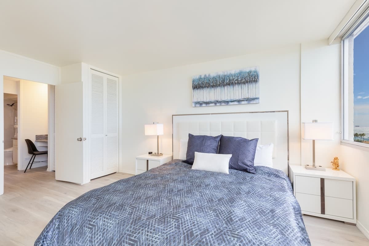 Ocean views at Ilikai Marina. Parking included! - Photo 1