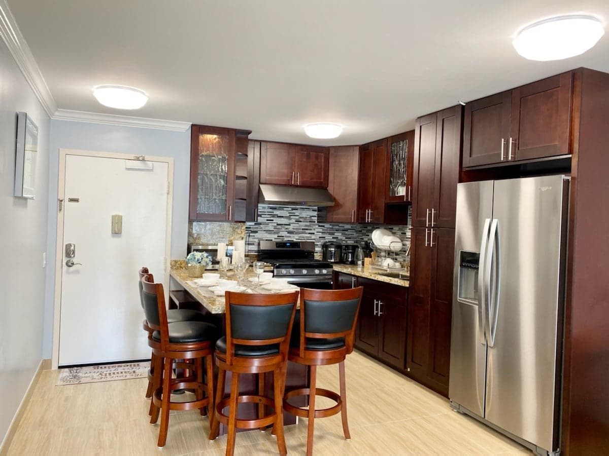 Condo in Honolulu · ★4.86 · 2 bedrooms · 4 beds · 2 private baths - Photo 5