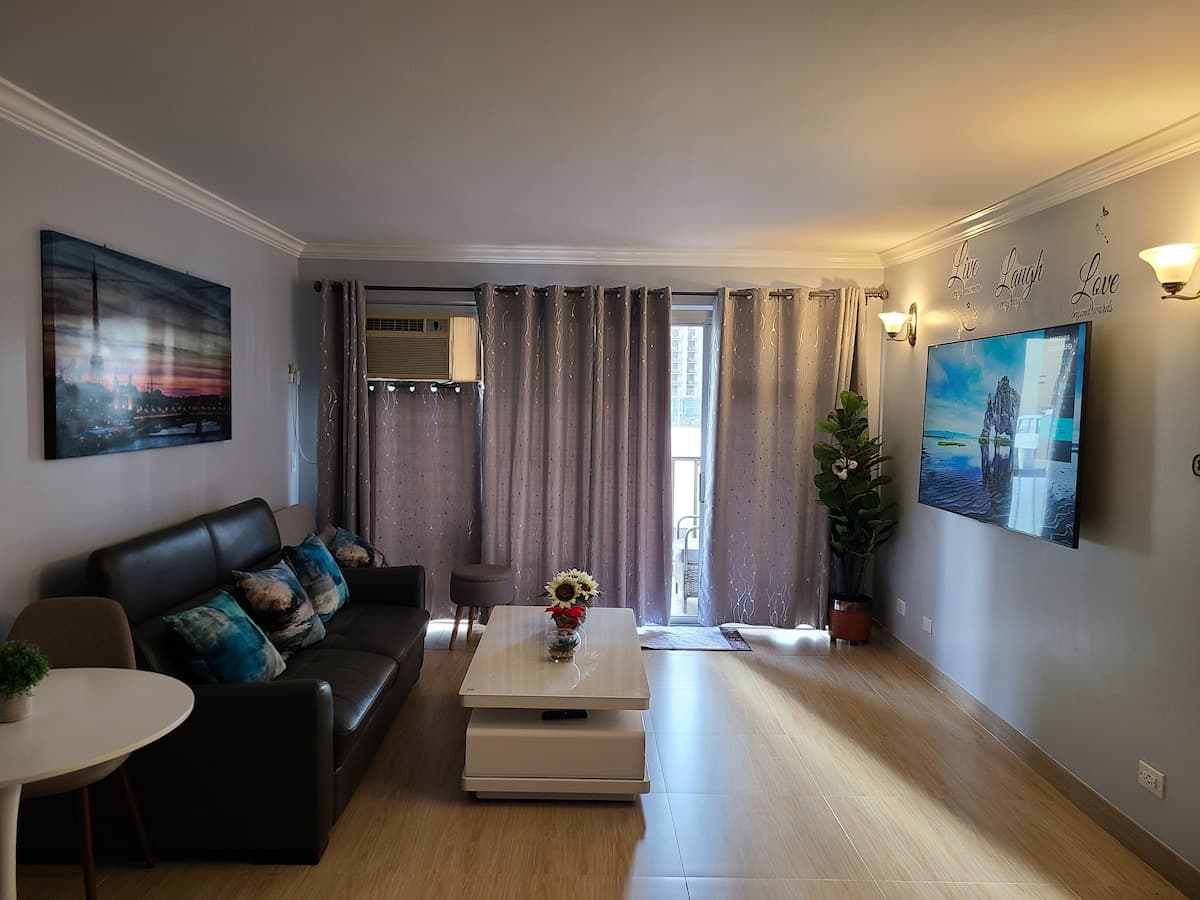 Condo in Honolulu · ★4.86 · 2 bedrooms · 4 beds · 2 private baths - Photo 3