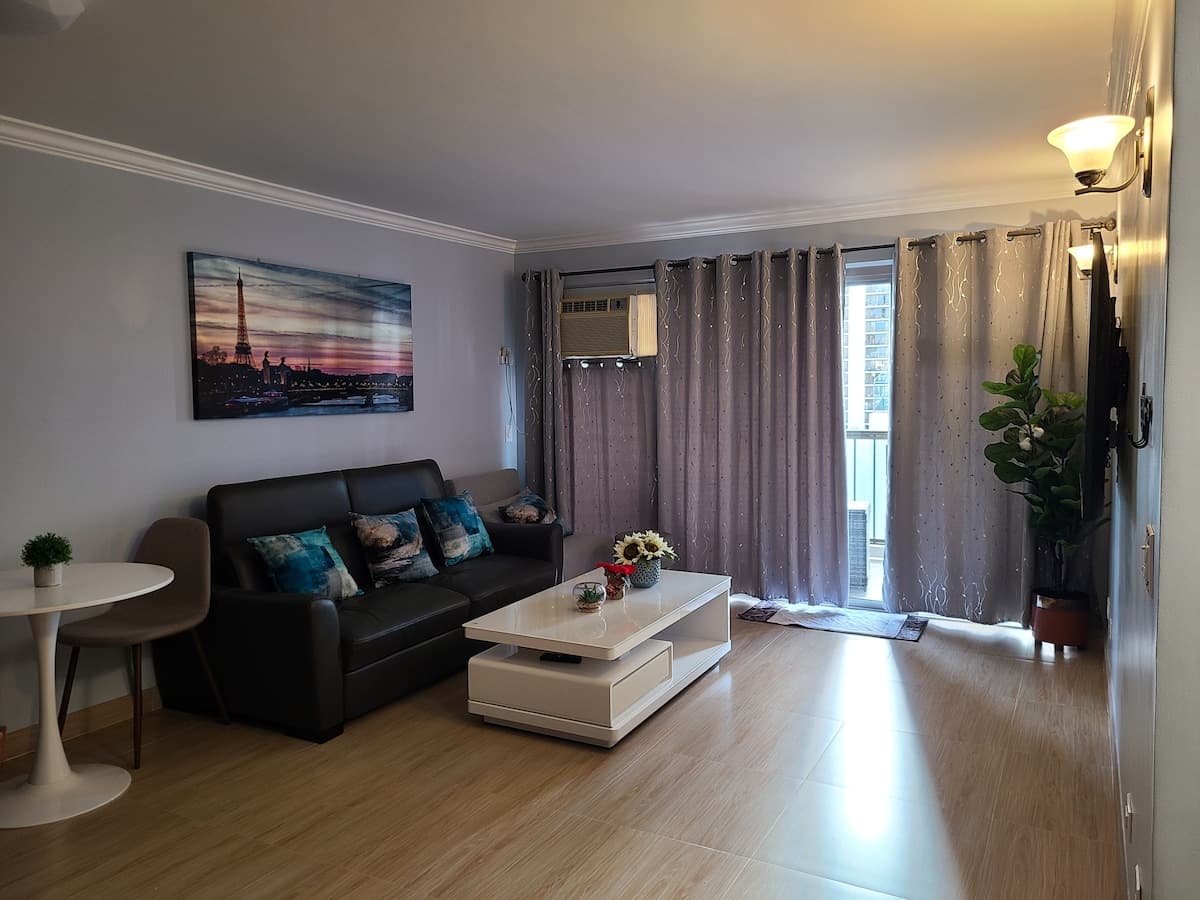 Condo in Honolulu · ★4.86 · 2 bedrooms · 4 beds · 2 private baths - Photo 4