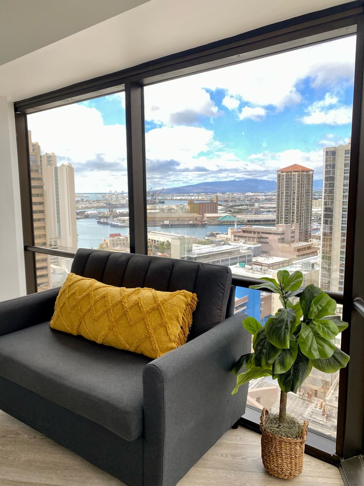 Condo in Honolulu · ★4.98 · 1 bedroom · 2 beds · 1 shared bath - Photo 4