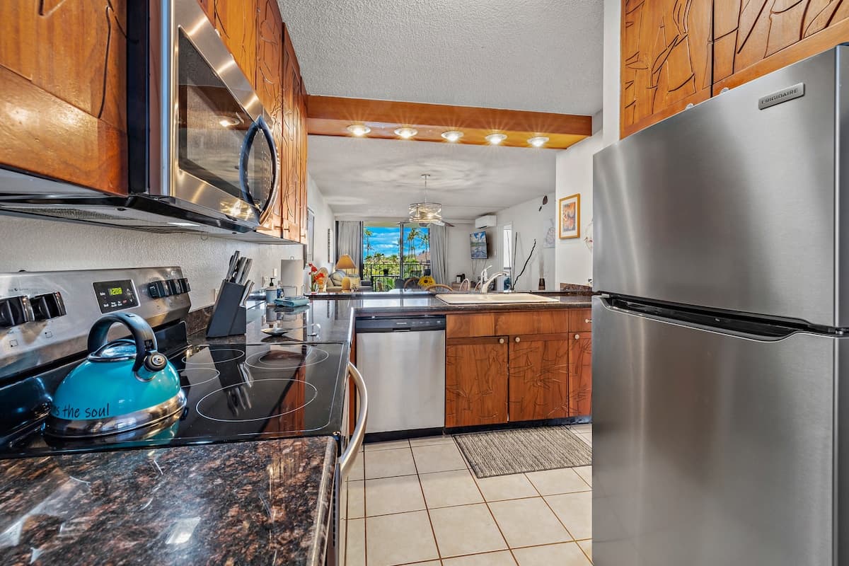 Condo in Kihei · ★4.94 · 2 bedrooms · 4 beds · 2 shared baths - Photo 4
