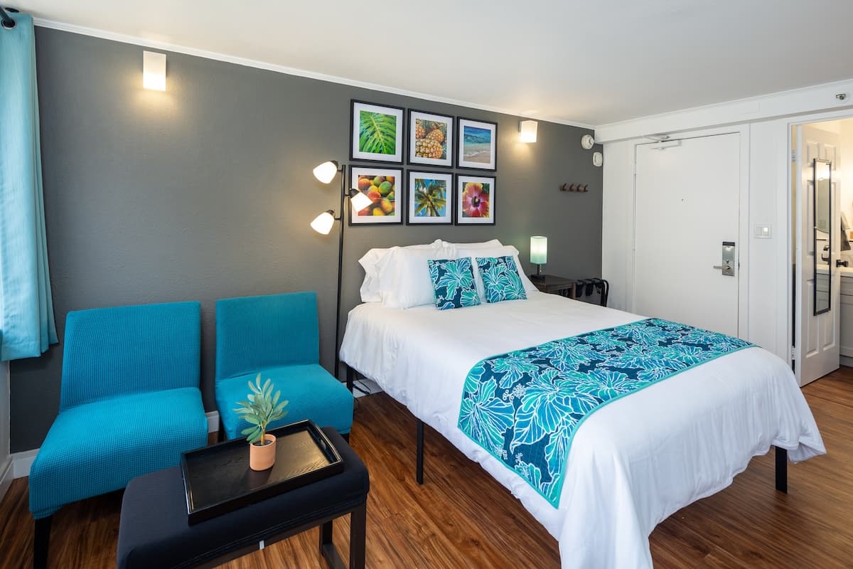 Condo in Honolulu · ★4.76 · 1 bedroom · 1 bed · 1 private bath - Photo 2