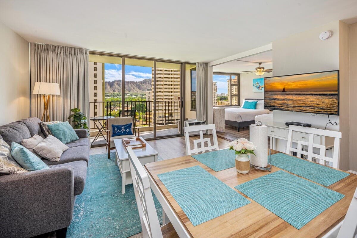 Newly renovated condo at the Waikiki Banyan - Photo 2