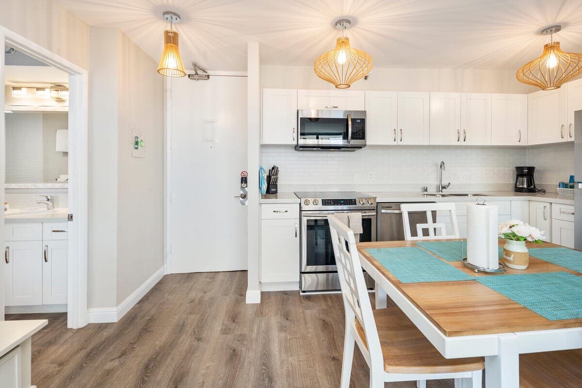 Newly renovated condo at the Waikiki Banyan - Photo 5