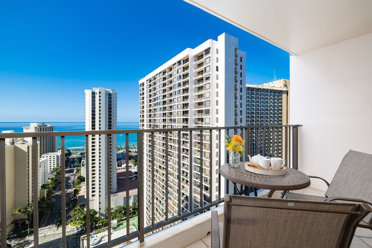 Condo in Honolulu · ★4.82 · 1 bedroom · 2 beds · 1 private bath - Photo 1