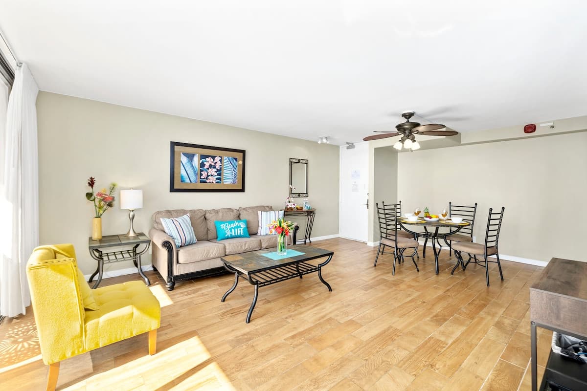 Condo in Honolulu · ★4.82 · 1 bedroom · 2 beds · 1 private bath - Photo 3